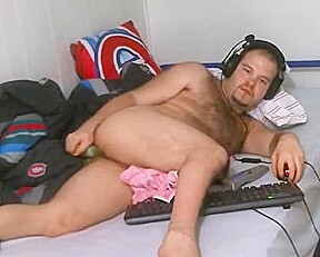 Bear playing ass 171118